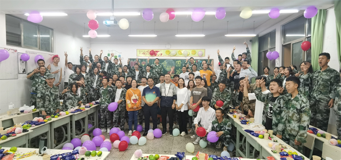 学校开展&ldquo;情满中秋，师恩难忘&rdquo;主题班会活动