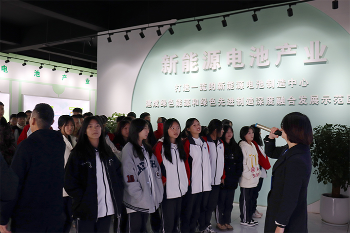 学校组织师生参观地方新兴产业