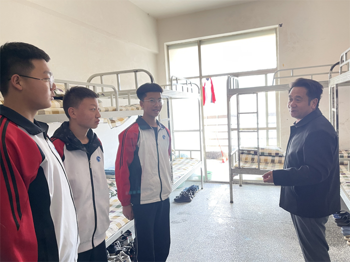 学校领导深入学生宿舍开展走访调研
