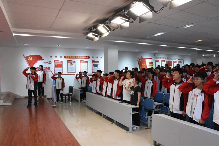 学校团委举行2024年新团员入团仪式