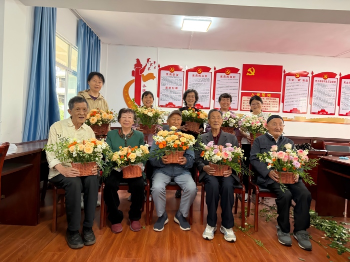 学校退休职工开展插花活动